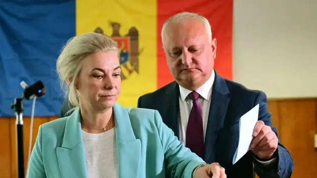 Igor Dodon, le chef du Parti socialiste, et son épouse Galina ont voté aux élections législatives, dans un commissariat de police de Chisinau, le 28 septembre 2025. 