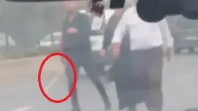 Şahsın sopayla trafiği tehlikeye attığı anlar diğer sürücüler tarafından kaydedildi.