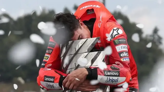 Marc Marquez yarış sonrası büyük sevinç yaşadı. 