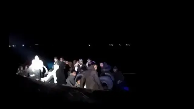 İzmir açıklarında 43 düzensiz göçmen yakalanarak güvenli şekilde karaya çıkarıldı.