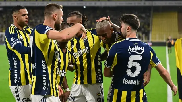 Fenerbahçeli oyuncular golden sonra sevindi.