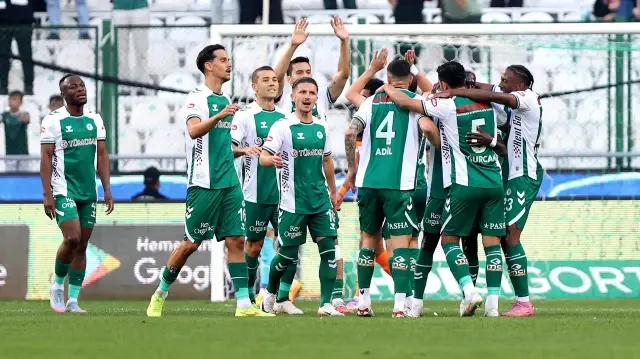 Konyasporlu oyuncuların gol sevinci.