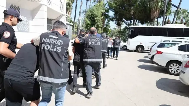 Belirlenen araçları operasyonla alan polis, yaptığı aramada bardak kolilerine zulalanmış 31 kilo 550 gram metamfetamin ele geçirildi.
