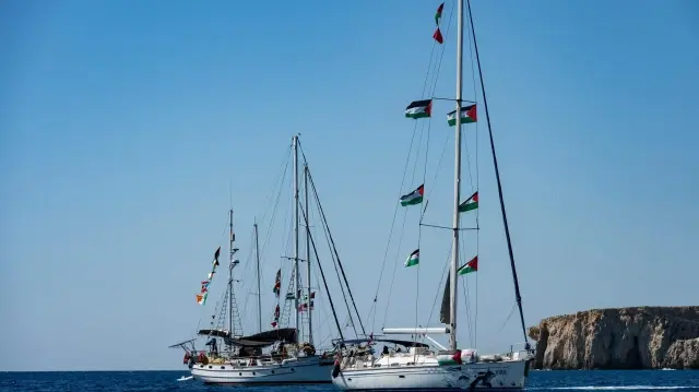 Les membres du groupe de navires de la flottille mondiale Sumud à destination de Gaza sont aperçus amarrés près de la petite île de Koufonisi, au sud de la Crète, le 26 septembre 2025. 