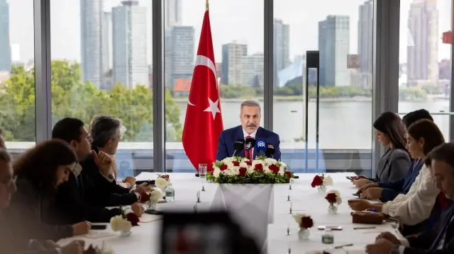 Le ministre des Affaires étrangères Hakan Fidan s'est exprimé devant la presse à la Maison turque (Türkevi) à New York où il se trouvait pour l'Assemblée générale des Nations unies (ONU). Le ministre Fidan a déclaré que les Nations unies avaient connu une intense activité diplomatique, ajoutant : "Il y a une intense activité diplomatique qui se déroule à l'abri des regards du public. La rencontre entre le président américain Donald Trump et les pays de l'Organisation de coopération islamique (OCI) a été une réunion importante."