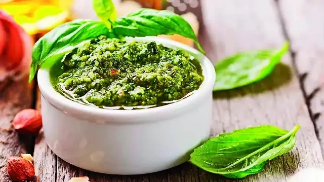 İtalya’da daha çok Cenova’ya has kabul edilen pesto, çam fıstıkları, fesleğen, peynir ve tuzun hoş bir bileşimi.