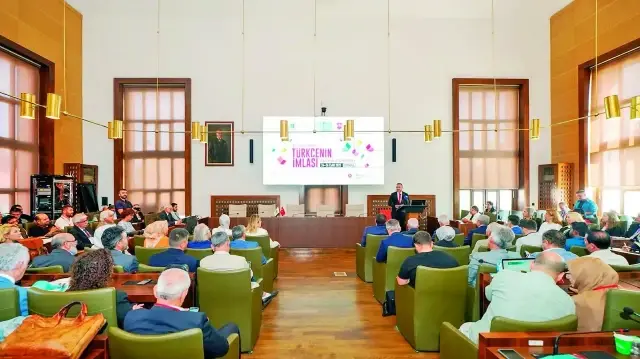 Sempozyumda, ortak Türk alfabesi meselesinden alıntı kelimelerin yazımına, birleşik kelimelerdeki karmaşadan noktalama işaretlerinin standartlaşmasına, medya dilinden yapay zekâ çağında Türkçenin geleceğine kadar pek çok konu tartışıldı.
