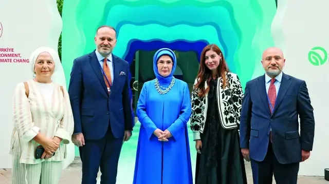 Emine Erdoğan himayesinde açılan Sıfır Atık Mavi-Damla Damla sergisinin açılışında basın mensuplarıyla hatıra fotoğraf çekildi.