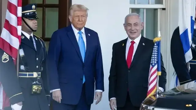 Trump, Netanyahu'yu kapıda karşıladı.