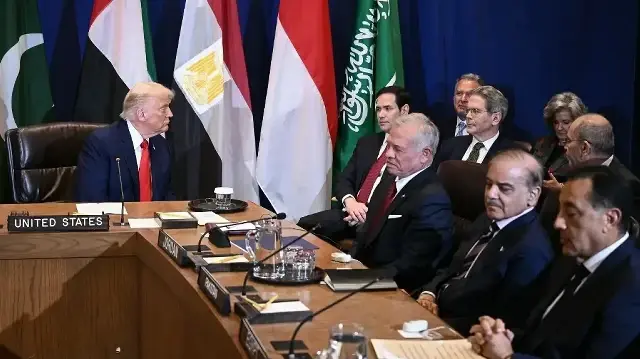 Le président américain Donald Trump (à gauche) participe à une réunion multilatérale pour discuter de la situation à Gaza, en marge de l'Assemblée générale des Nations unies à New York, le 23 septembre 2025.