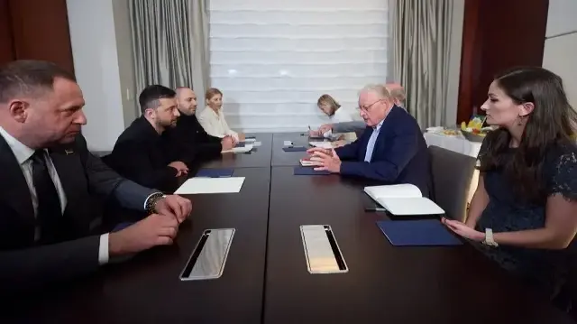 This handout photo released by the Ukrainian Presidential Press Service on September 23, 2025 shows Ukraine's President Volodymyr Zelensky (2L) meeting with US Special Presidential Envoy, General Keith Kellogg (2R) on September 22, 2025 in New York, on the sidelines of the United Nations General Assembly.