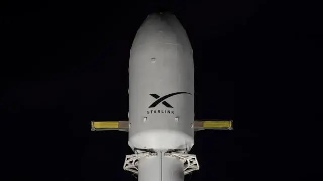 Nouvelle vague de satellites pour renforcer la constellation et étendre la couverture internet mondiale par Starlink.