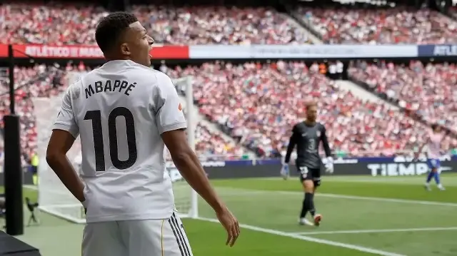 L’attaquant français du Real Madrid, Kylian Mbappé, célèbre le premier but de son équipe lors du match de championnat d’Espagne entre le Club Atlético de Madrid et le Real Madrid CF, disputé au stade Metropolitano à Madrid, le 27 septembre 2025.