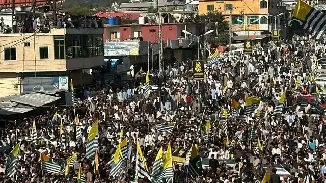 پاکستان کے زیرِ انتظام کشمیر کے مختلف علاقوں میں لینڈ لائن، موبائل سروس اور سوشل میڈیا کو بند کر دیا گیا ہے