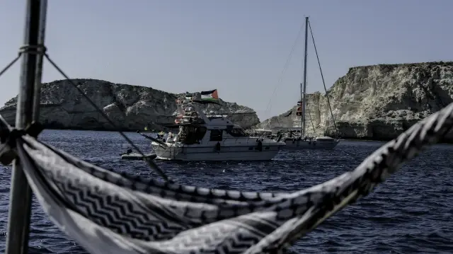 Plusieurs bateaux de la Flottille mondiale Sumud sont visibles au large des côtes de la Crète alors que la flottille humanitaire se prépare à quitter l’île grecque pour sa dernière étape vers Gaza, le 26 septembre 2025.