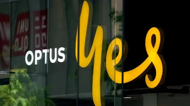 Une enseigne lumineuse dans la vitrine d'un point de vente de la société de communication australienne Optus à Sydney.