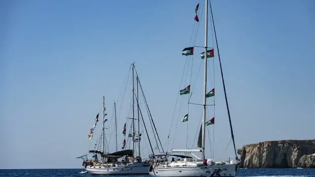 Des membres du groupe de navires de la Global Sumud Flotilla à destination de Gaza sont vus amarrés sur la petite île de Koufonisi, au sud de l’île de Crète, le 26 septembre 2025.