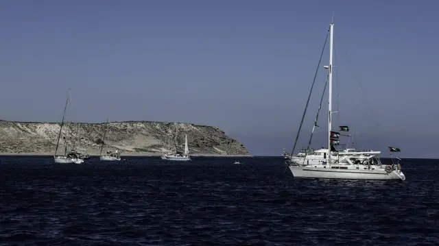 Certains bateaux de la flottille humanitaire Global Sumud sont visibles au large des côtes de la Crète, alors que la flottille se prépare à entamer la dernière étape de son voyage vers Gaza afin de briser le blocus israélien, le 26 septembre 2025.