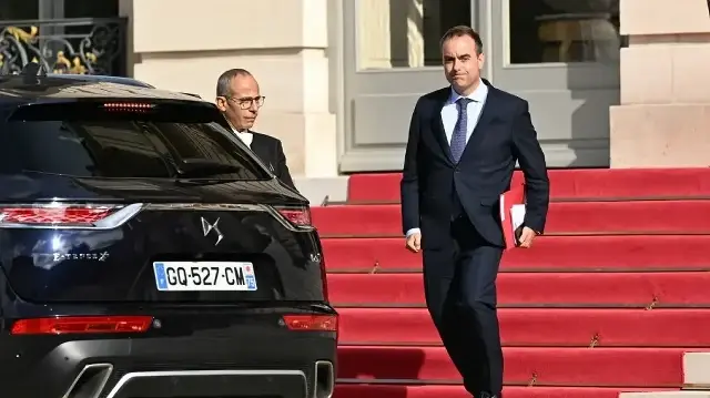 Le nouveau Premier ministre français, Sébastien Lecornu, quitte le Palais Bourbon, siège de la chambre basse du Parlement français, après sa rencontre avec le président de l'Assemblée nationale française à Paris, le 11 septembre 2025.