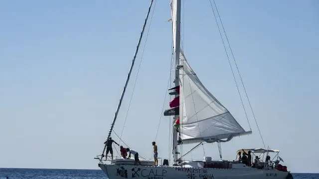 Des membres du groupe de navires de la Flottille mondiale Sumud pour Gaza sont vus amarrés sur la petite île de Koufonisi, au sud de l’île de Crète, le 26 septembre 2025.