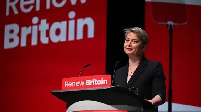 La ministre britannique des Affaires étrangères, Yvette Cooper, prononce un discours sur scène lors de la deuxième journée du congrès annuel du Parti travailliste à Liverpool, dans le nord-ouest de l'Angleterre, le 29 septembre 2025. 