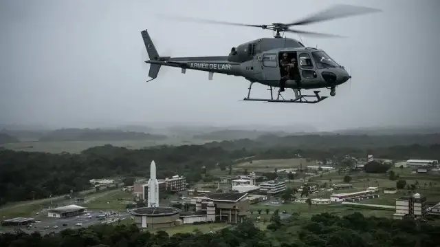 Cette photographie montre un hélicoptère Fennec de l'armée française survolant la maquette du lanceur Ariane 5 et le Centre Jupiter au Centre spatial guyanais lors d'un exercice de sécurité aérienne à Kourou, en France d'outre-mer, le 2 mars 2025. 
