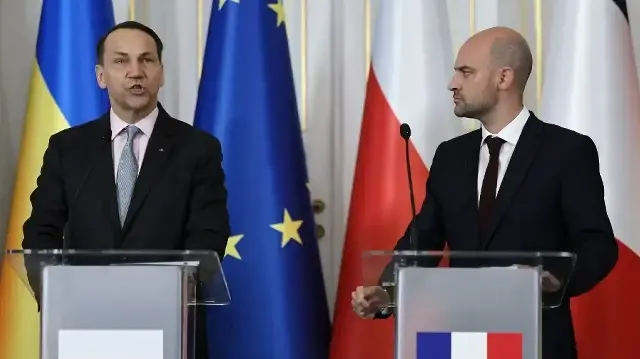 Le ministre français des Affaires étrangères Jean-Noël Barrot (à droite) écoute le ministre polonais des Affaires étrangères Radoslaw Sikorski s'exprimer lors d'une conférence de presse conjointe sur une réunion du "Triangle de Weimar" entre la France, l'Allemagne, la Pologne et le ministre ukrainien des Affaires étrangères à Varsovie, le 29 septembre 2025.