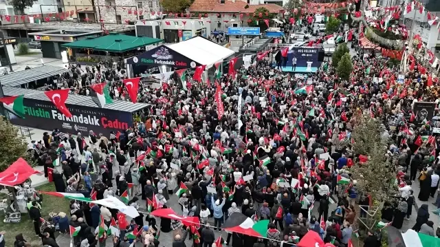 Kalabalık, yürüyüş güzergâhı boyunca cadde ve sokakları tamamen doldururken yürüyüşün büyüklüğü Ümraniye tarihinde benzeri az görülen bir toplumsal birlikteliği ortaya koydu.
