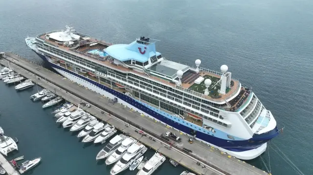 بسفينة فندقية.. 1695 سائحا يصلون موغلا التركية