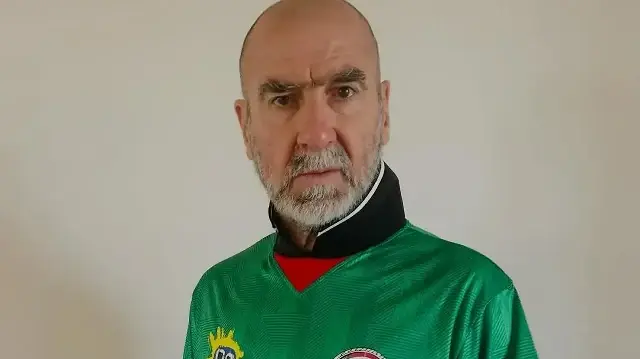Cantona, Lajee Celtic Club formasını giydi. 