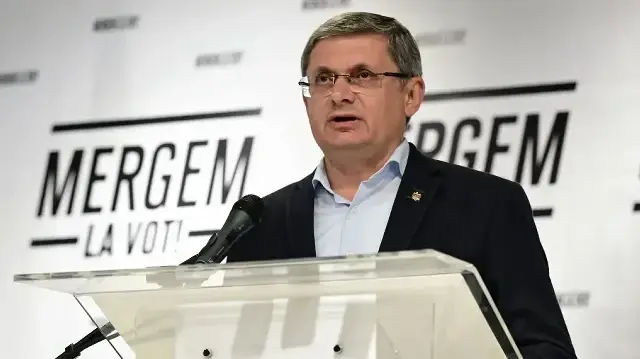 Le président du Parlement moldave, Igor Grosu, s'adresse aux journalistes au siège du Parti d'action et de solidarité (PAS), alors que le dépouillement des votes électoraux se poursuit, à Chisinau, en Moldavie, le 28 septembre 2025. 