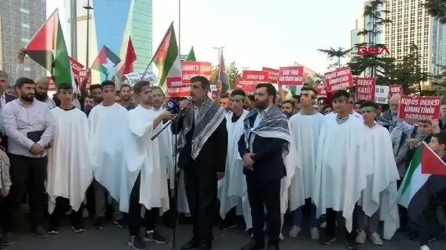 إسطنبول.. أطفال يرتدون الأكفان لتسليط الضوء على مجازر الاحتلال بغزة