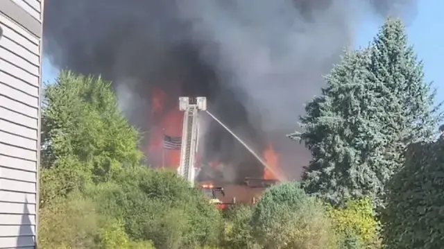 Un homme armé a ouvert le feu dans une église à Grand Blanc, dans le Michigan, dimanche 28 septembre 2025. Plusieurs victimes sont à déplorer. Le tireur a été neutralisé, mais l'église est en feu. 