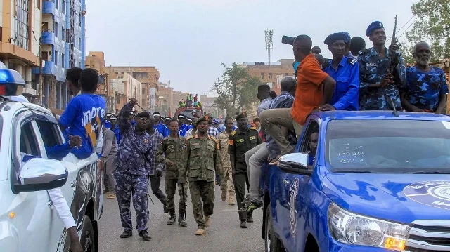 Des policiers soudanais participent à un défilé dans le cadre des commémorations religieuses de l'anniversaire du prophète Mohamed, à Khartoum, capitale du Soudan, le 23 août 2025.