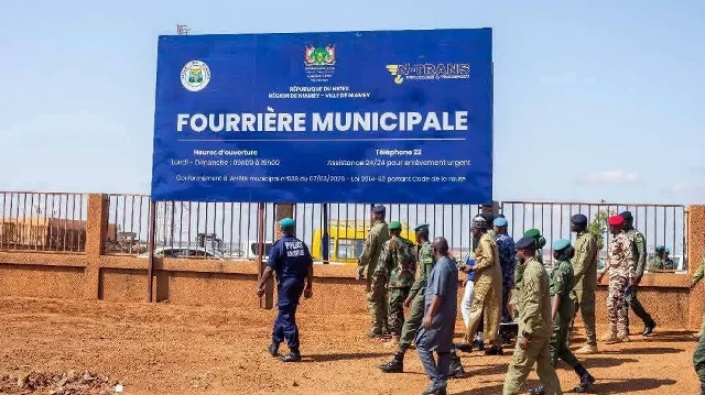 La télévision publique a rapporté la visite effectuée par le Gouverneur d'Agadez, le général Ibrah Boulama Issa, à l'hôpital régional pour s'enquérir de l'état des militaires blessés. 
