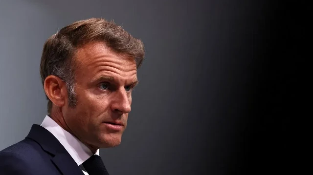 Le président français Emmanuel Macron participe à une conférence de presse conjointe avec la chancelière allemande dans le cadre du 25e conseil des ministres franco-allemand et d'une réunion du Conseil franco-allemand de défense et de sécurité (CFADS) à Toulon, dans le sud-est de la France, le 29 août 2025.