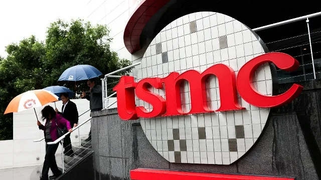 Washington révoque l’autorisation spéciale de TSMC en Chine, limitant la production de puces de pointe et accentuant la rivalité technologique avec Pékin.