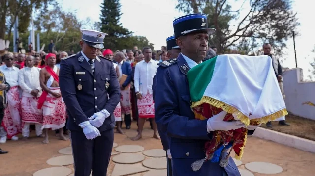 Les trois crânes Sakalava sont portés par des agents de sécurité malgaches lors de la cérémonie d'État pour leur restitution à Madagascar par la France au Mausolée d'Antananarivo, le 2 septembre 2025.