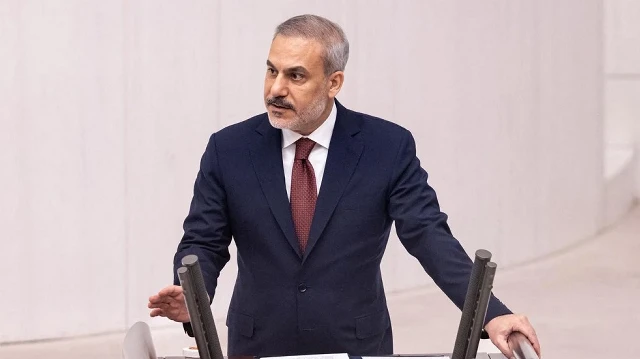 Cette photo prise et diffusée par le ministère turc des Affaires étrangères le 29 août 2025 à Ankara montre le ministre turc des Affaires étrangères, Hakan Fidan, prononçant un discours devant la Grande Assemblée nationale de Türkiye.