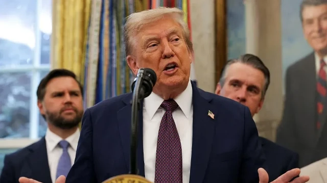 Le président américain Donald Trump s'adresse aux médias dans le bureau ovale de la Maison Blanche, le 2 septembre 2025 à Washington, DC. Après des jours de spéculations sur sa santé de la part des utilisateurs des médias sociaux, le président Trump a fait sa première apparition publique depuis une semaine pour annoncer le déménagement du siège du Space Command du Colorado vers l'Alabama.