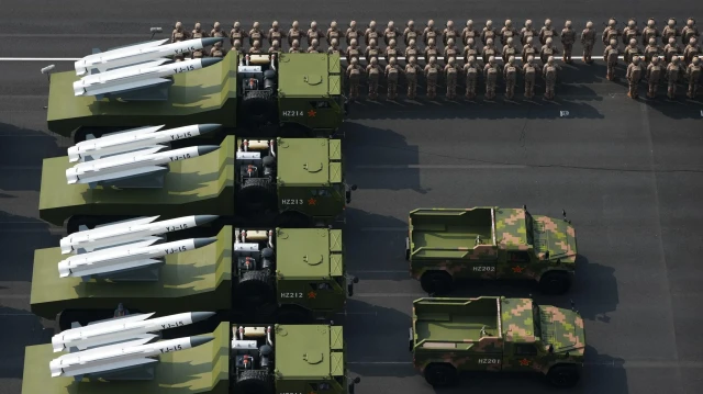 Lors d’un défilé grandiose à Pékin, la Chine a présenté de nouvelles armes stratégiques, dont un missile nucléaire intercontinental DF-5C, des drones sous-marins, des missiles antinavires hypersoniques et un système laser inédit.