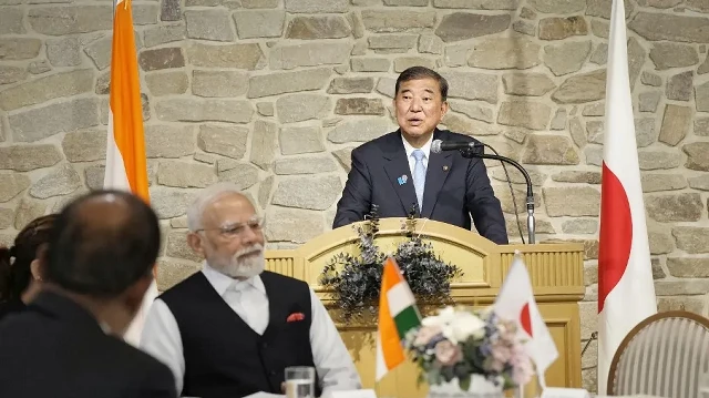 Le Premier ministre japonais Shigeru Ishiba prononce un discours lors d'un déjeuner avec le Premier ministre indien Narendra Modi (2e à gauche) dans la ville de Sendai, préfecture de Miyagi, le 30 août 2025.