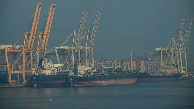 Des pétroliers sont vus au terminal à conteneurs de Khor Fakkan, le seul port naturel en eau profonde de la région et l'un des principaux ports à conteneurs de l'émirat de Sharjah, le long du détroit d'Ormuz, une voie navigable par laquelle transite un cinquième de la production mondiale de pétrole, le 23 juin 2025.