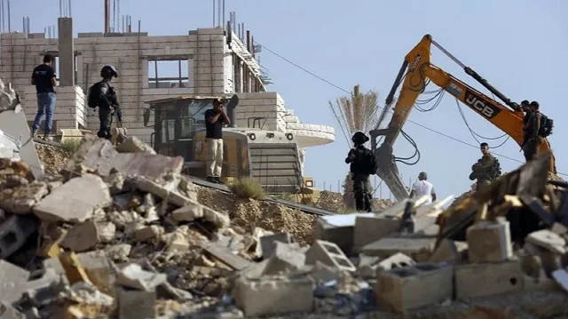 الاحتلال الإسرائيلي يهدم منزلين فلسطينيين جنوب الضفة الغربية
