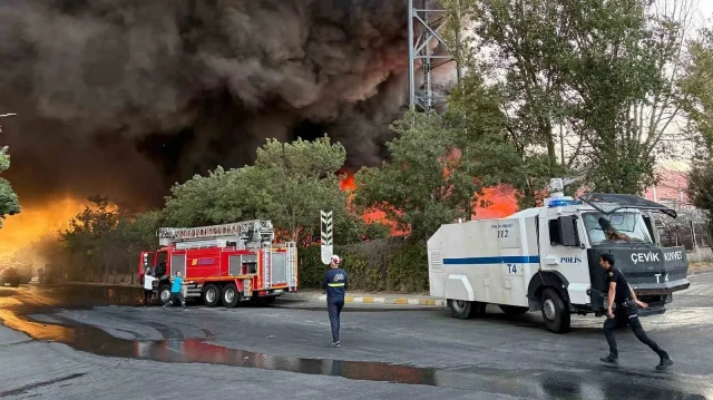 Yangını söndürme çalışması sürerken polis de şerit çekerek güvenlik önlemi aldı.
