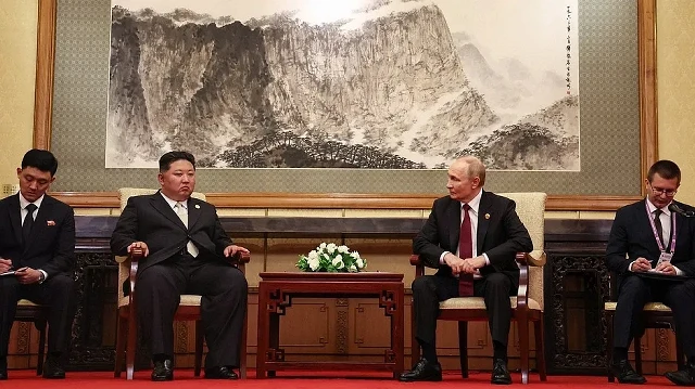 Putin ve Kim'in görüşme sonrası vedalaşma görüntüleri