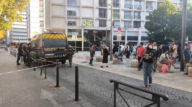 Une patrouille de police est intervenue pour neutraliser un assaillant tunisien soupçonné d'avoir attaqué un hôtel et faisant plusieurs blessés, à Marseille, en France, le 2 septembre 2025.