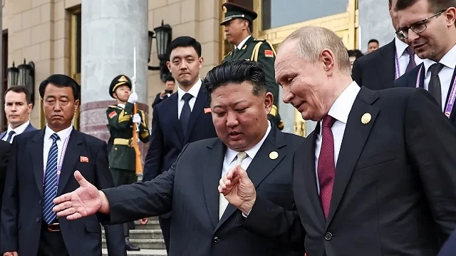 Sur cette photo de famille diffusée par l'agence d'État russe Sputnik, le président russe Vladimir Poutine (à droite) et le dirigeant nord-coréen Kim Jong Un (à gauche) se quittent après leur rencontre à Pékin, le 3 septembre 2025.