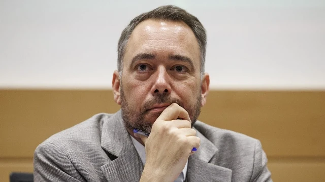 Le vice-Premier ministre et ministre des Affaires étrangères belge Maxime Prevot assiste à une séance de la commission des Relations extérieures de la Chambre, au Parlement fédéral à Bruxelles, le 3 septembre 2025.