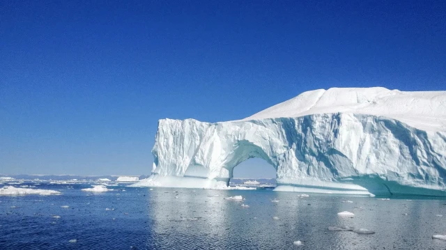 Le réchauffement climatique ouvre de nouvelles routes maritimes dans l’Arctique, mais l’augmentation des émissions et des risques environnementaux met en péril un écosystème déjà vulnérable.